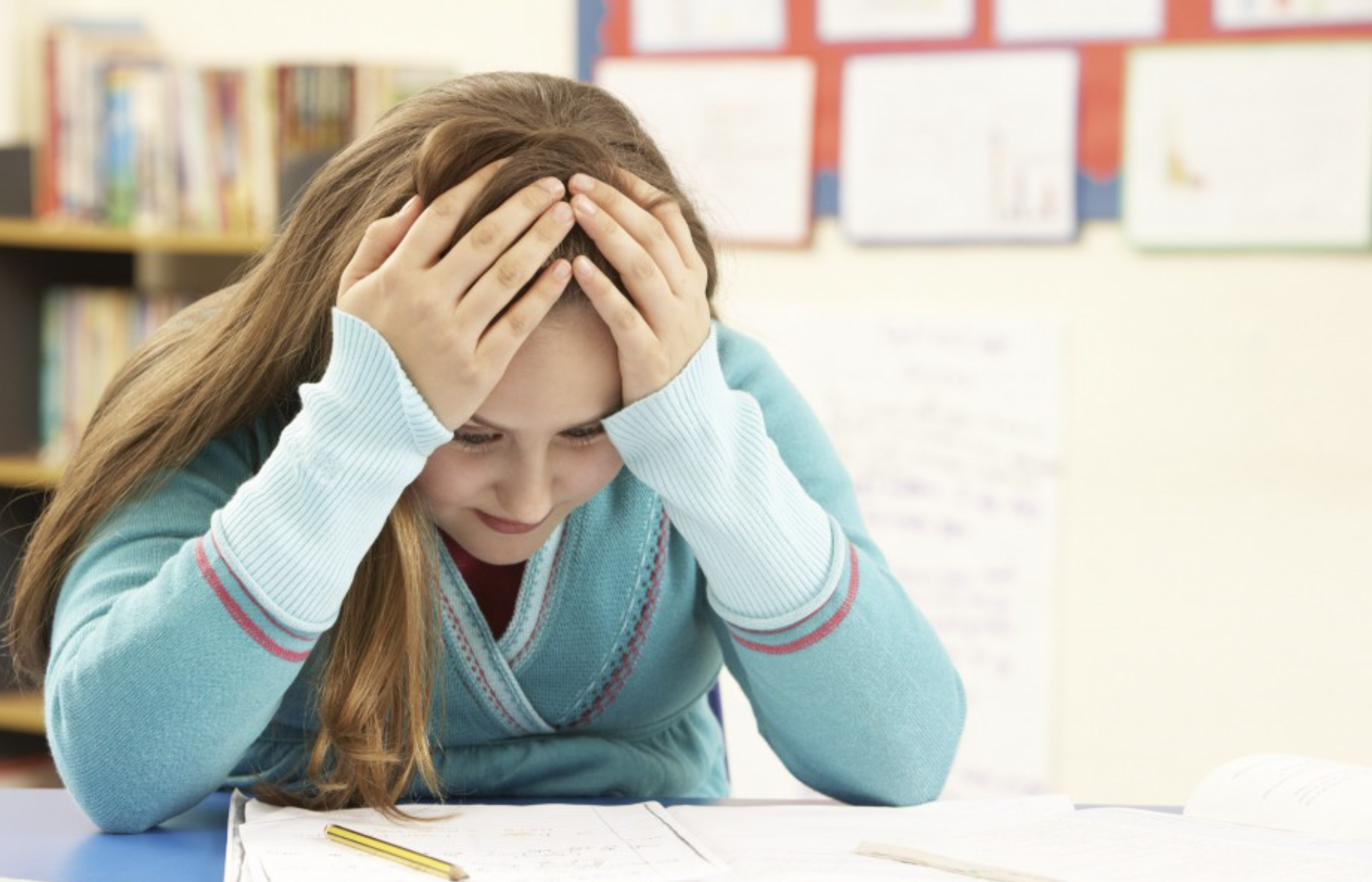 Подросток грустит. Недовольный подросток. Стресс школьника. Стресс у студентов. Трудности в учебе.